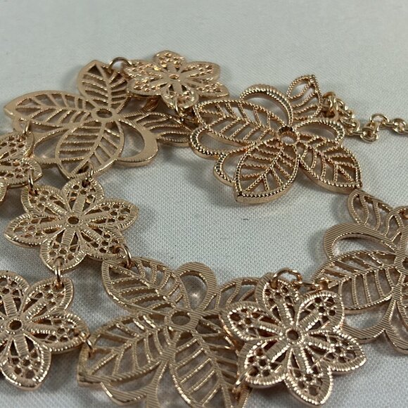 1946 Gold Tone Open Work Flower Necklace Bib Style Floral Statement - Picture 8 of 11